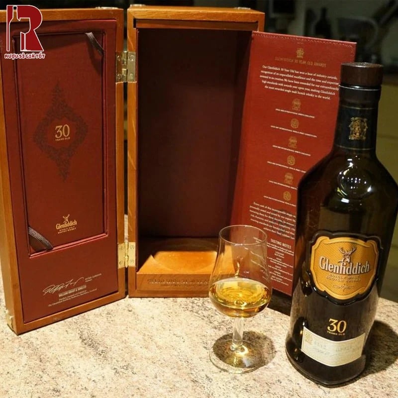 Rượu Glenfiddich 30 Năm được đựng trong hộp gỗ cao cấp, mang đến cảm giác tinh xảo và đẳng cấp