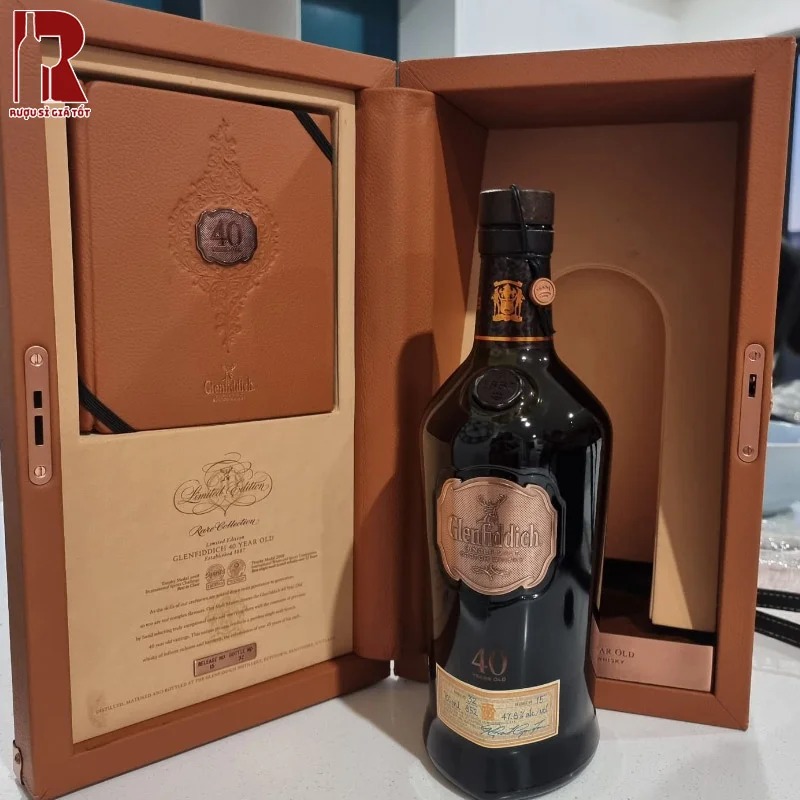 Glenfiddich 40 Year Old mang đến hương thơm của quả mọng đen, vani, cùng vị rượu sâu lắng ấm áp