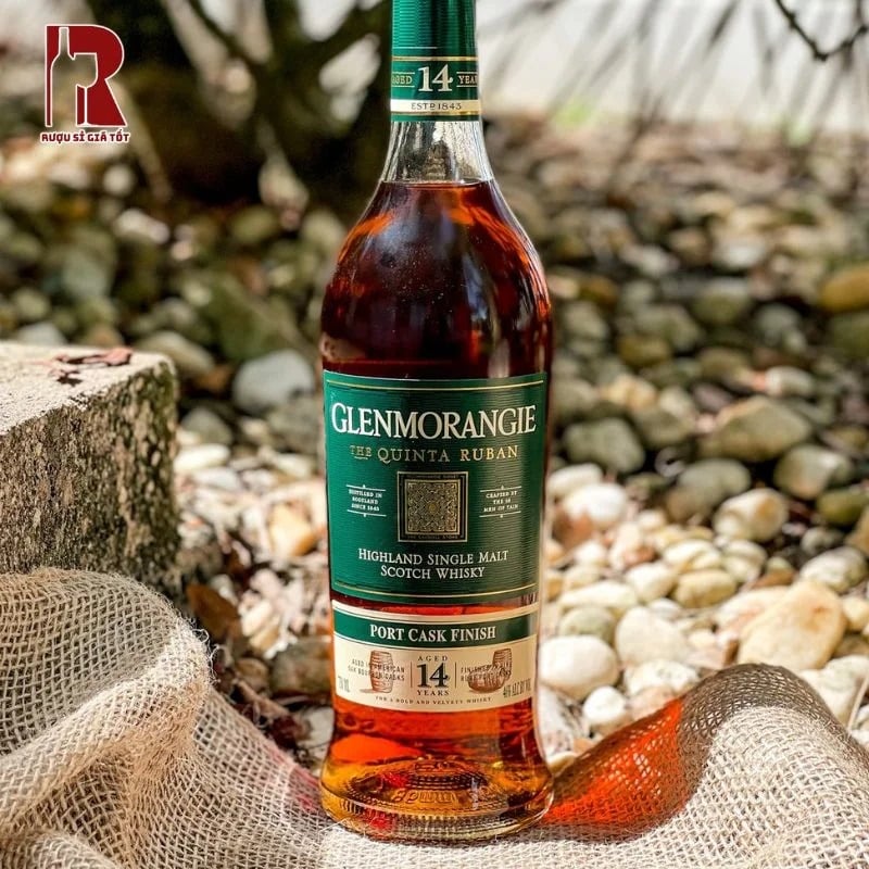 Quý khách có thể thêm vào rượu Glenmorangie Quinta Ruban 14 Năm vài giọt nước để các tầng hương mở ra dễ dàng hơn