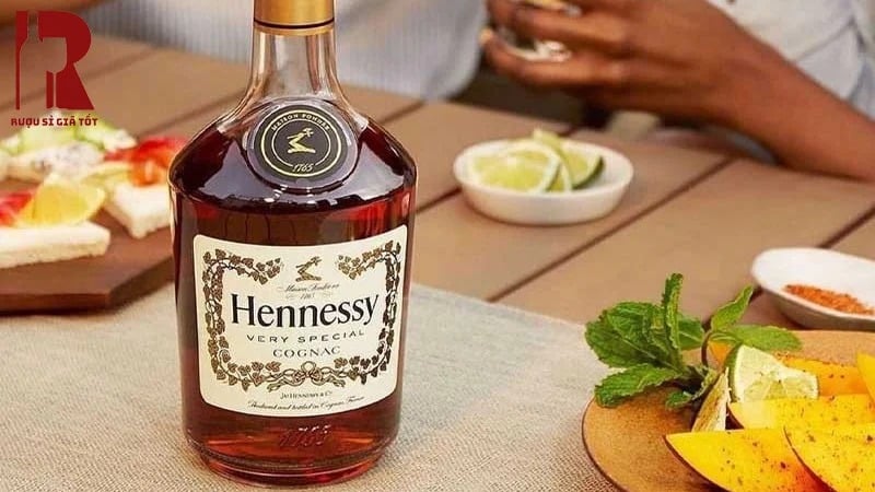 Rượu Hennessy VS 700ml là một chai cognac lừng danh với hương vị đậm đà