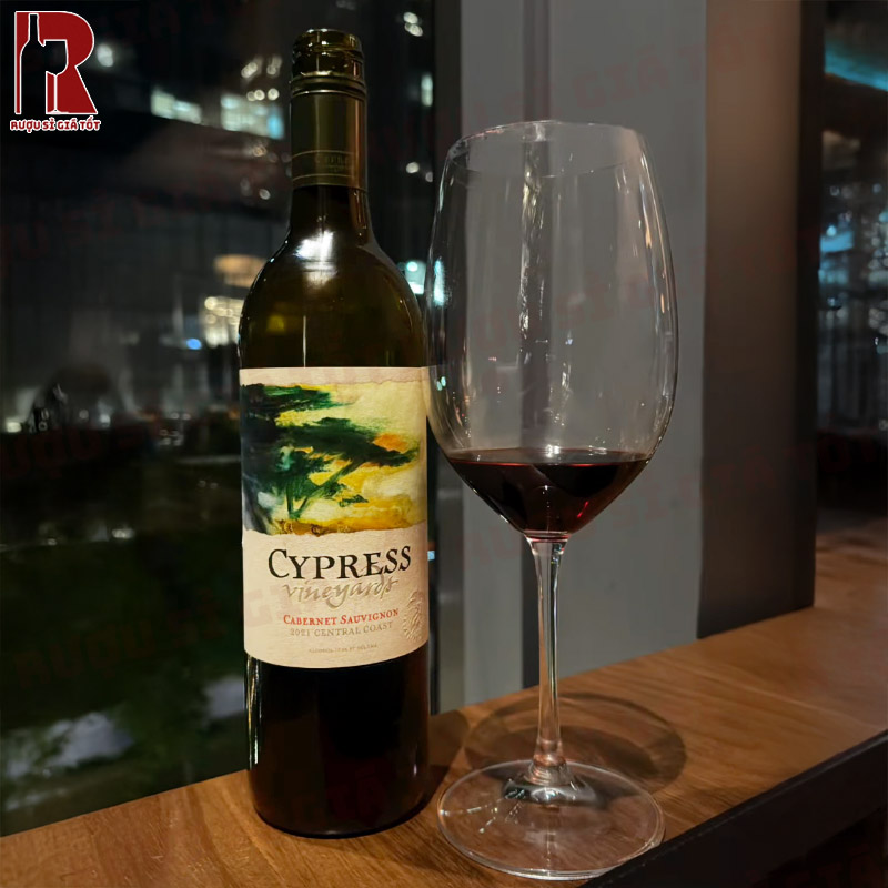 Vang J.Lohr Cypress Vineyards Cabernet Sauvignon đem đến các nốt hương vị đậm đà, sắc sảo