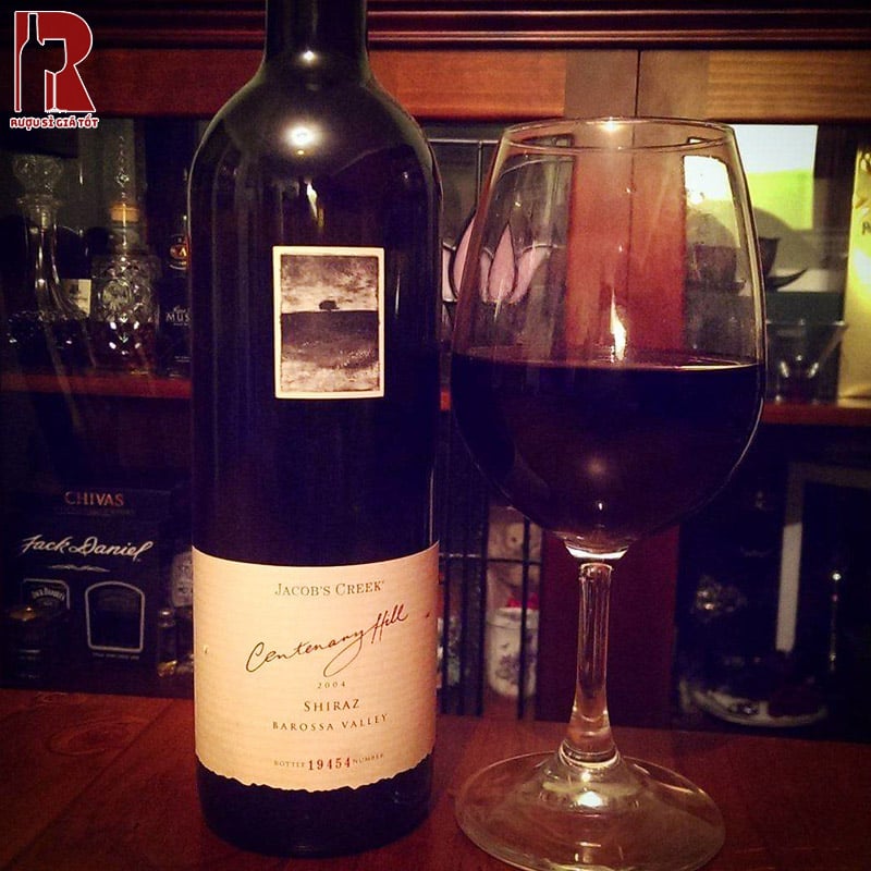 Chai vang Jacob's Creek Centenary Hill Shiraz có thời gian ủ rượu lâu đem đến cấu trúc rượu hài hòa, êm ái và sâu lắng