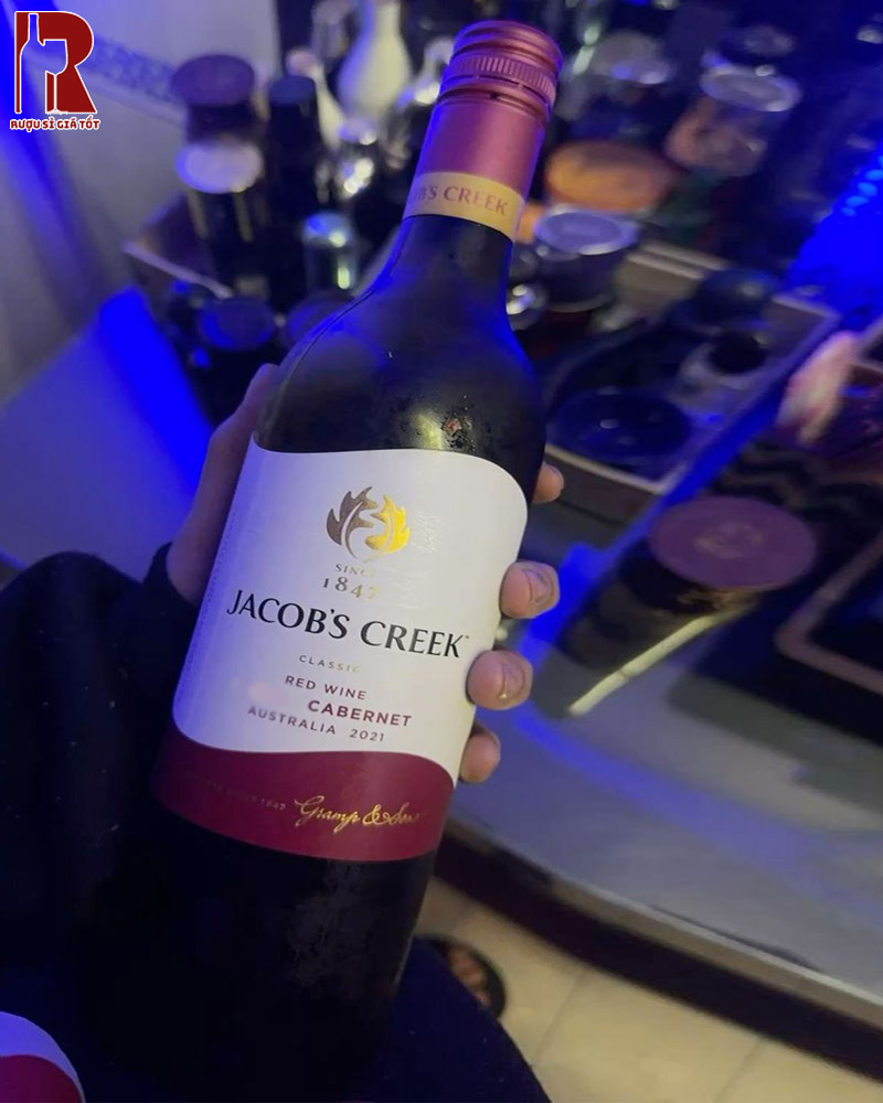 Chai Jacob’s Creek Classic Cabernet Sauvignon hoàn hảo để đi kèm các món thịt đỏ hoặc các món đậm gia vị