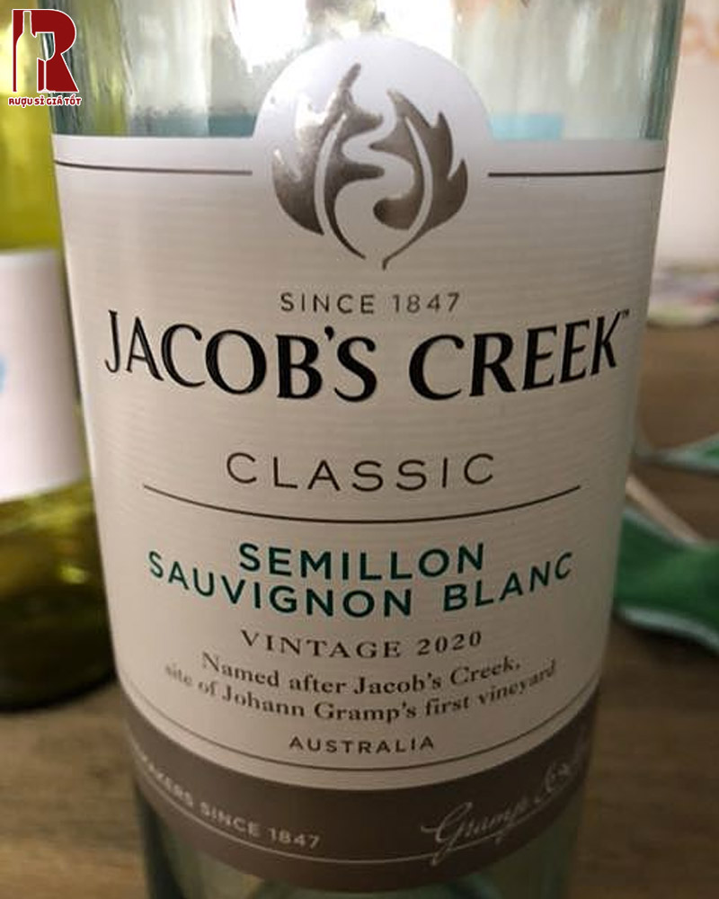Thưởng thức vang trắng Jacob's Creek làm từ nho Semillon Sauvignon Blanc