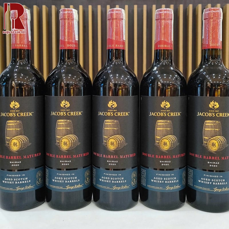 Jacob's Creek Double Barrel Shiraz khoác lên mình màu đỏ ruby sâu sắc và chút ánh tím tinh tế