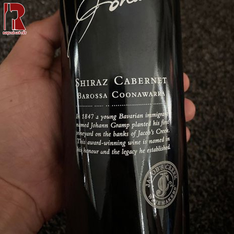 Jacob's Creek Johann Shiraz Cabernet mở ra hương mâm xôi đen chín mọng và vị mềm mại tinh tế