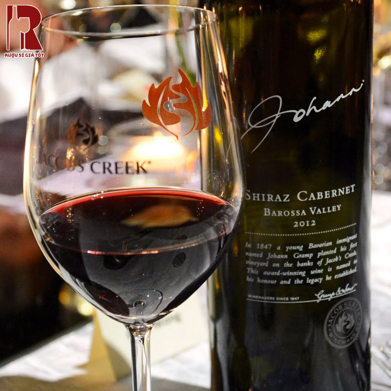 Chai Jacob's Creek Johann Shiraz Cabernet nên được dùng kèm với các món ăn từ thịt đỏ để lộ rõ vị đậm đà của rượu