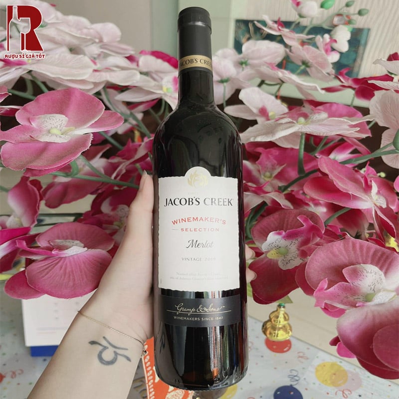 Jacob’s Creek Winemaker’s Merlot với vị không quá đậm sẽ hoàn hảo để dùng kèm các món có độ béo và vị đậm
