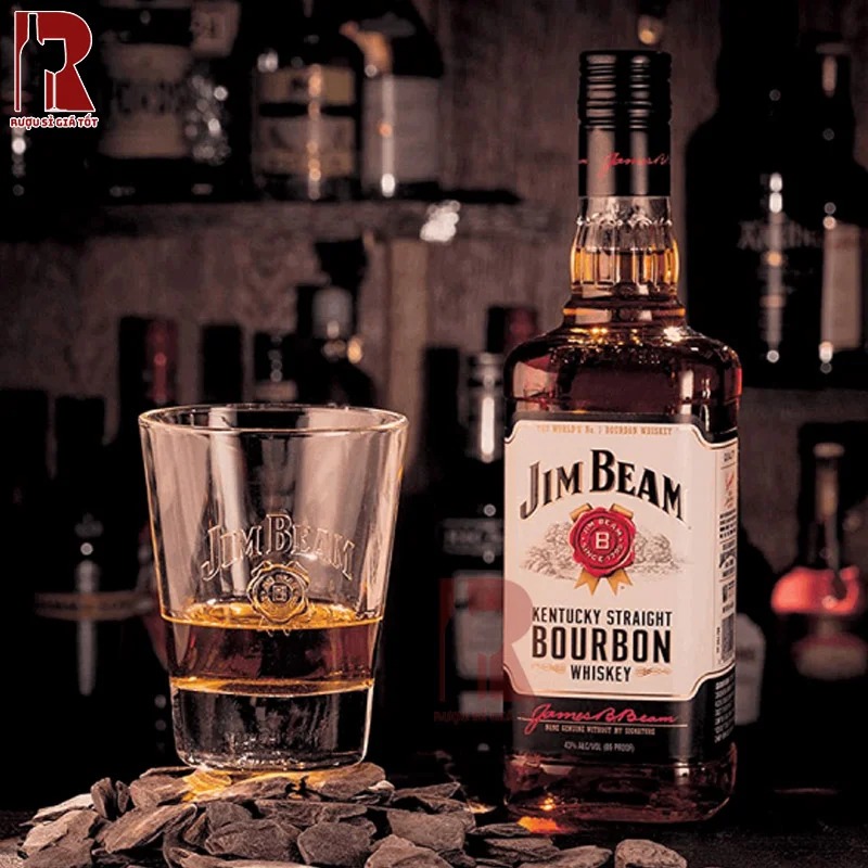 Jim Beam White Label không chứa chất phụ gia, đảm bảo hương vị thuần khiết từ ngô và lúa mạch