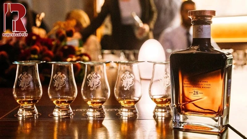 Ly Tumbler hoặc Snifter sẽ là hoàn hảo để dùm với chai John Walker & Sons Private Collection 28 Năm nhằm tập trung hương thơm