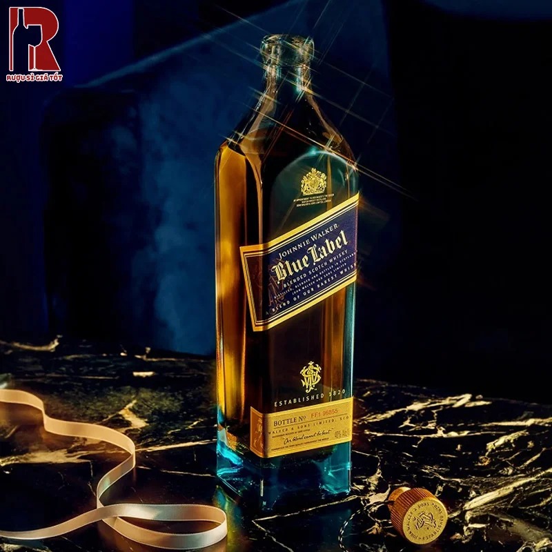 Rượu Johnnie Walker Blue Label có vị ngọt của hoa quả và hương thơm nồng từ gia vị