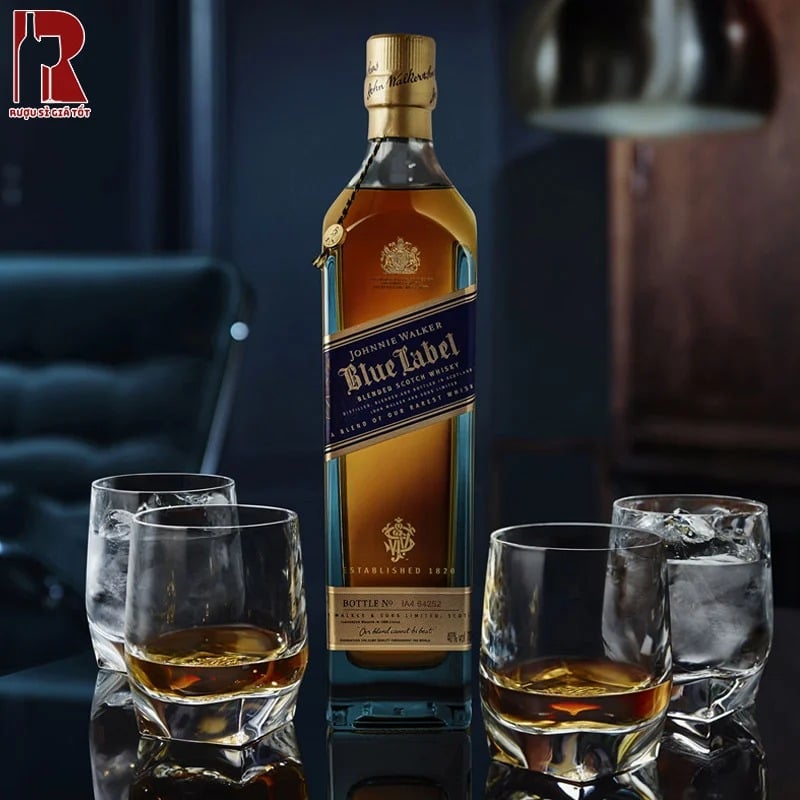 Rượu Johnnie Walker Blue Label mang đến vị rượu đậm đà và hậu vị mượt mà, êm ái