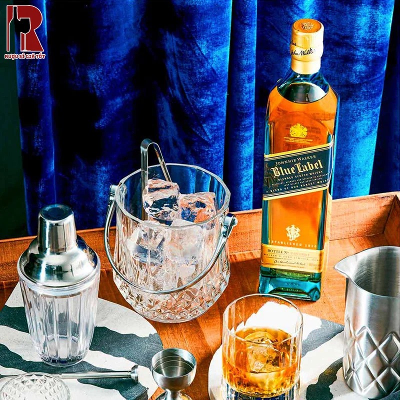 Rượu Johnnie Walker Blue Label nên được dùng với các món ăn đậm vị như phô mai lâu năm, thịt xông khói