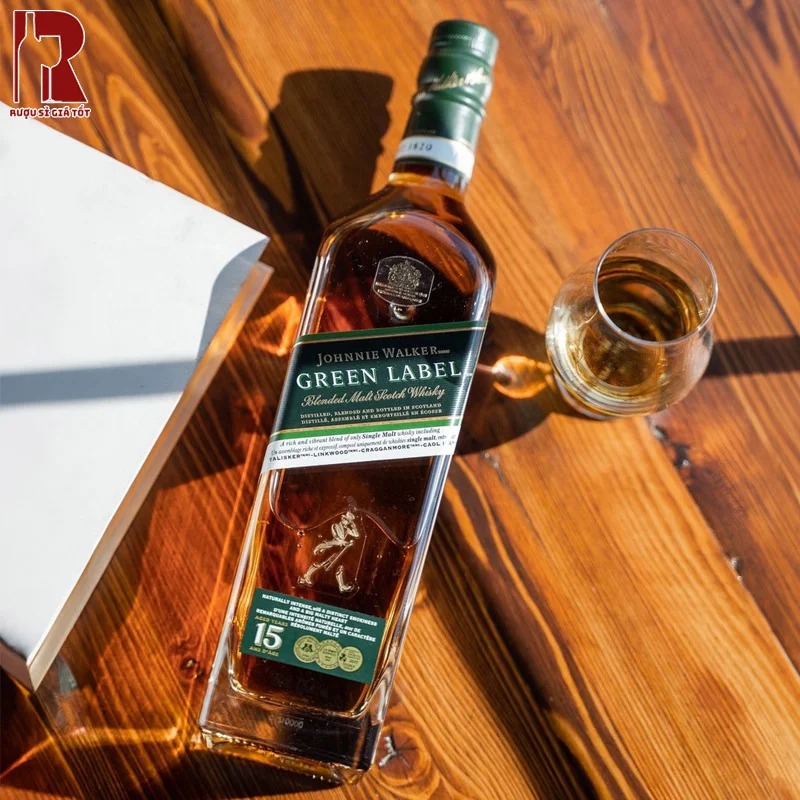 Johnnie Walker Green Label có bao bì đẹp mắt, sang trọng với màu xanh lá làm chủ đạo