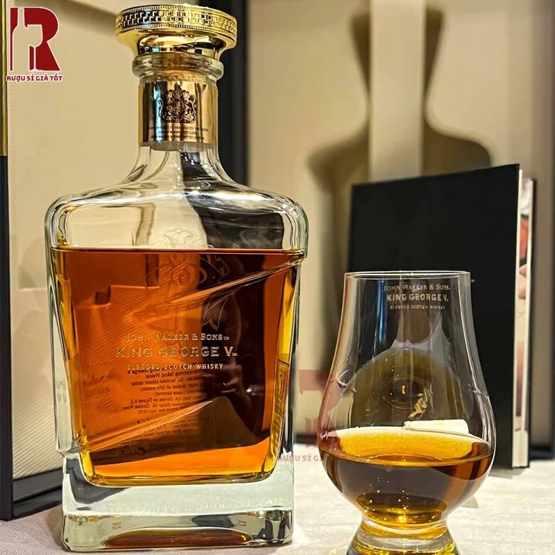Johnnie Walker & Sons King George V nên được uống nguyên chất để cảm nhận vị tốt nhất