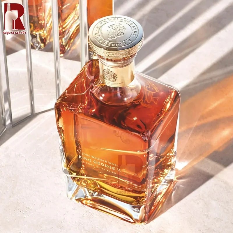 Johnnie Walker & Sons King George V có hương vị nồng đậm, mượt mà và hương thơm từ hoa quả