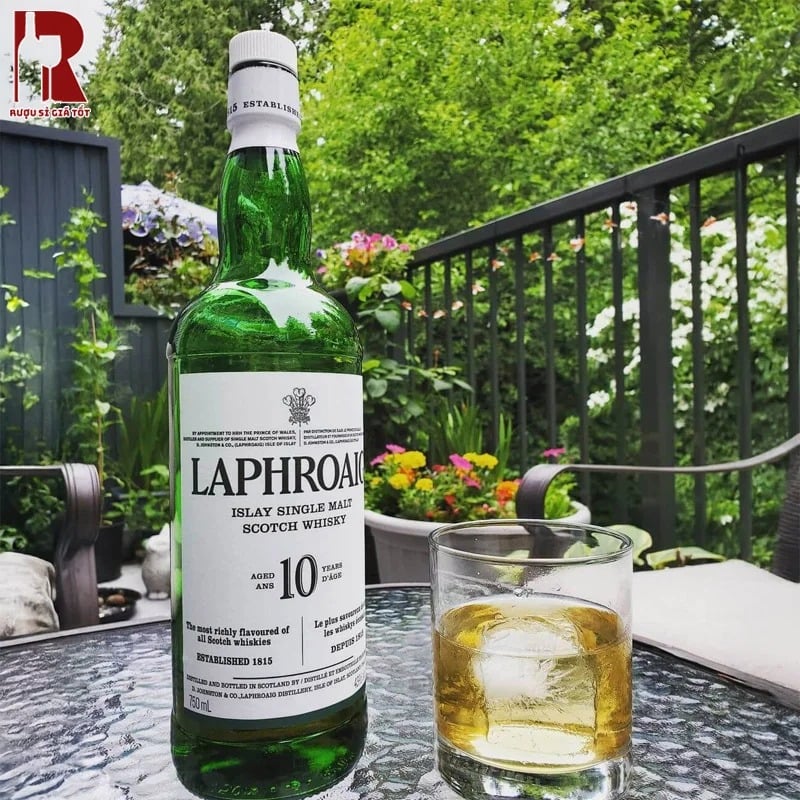 Laphroaig 10 Year Old có hương khói mạnh và các nốt hương của xì gà, gỗ cháy