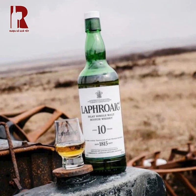 Laphroaig 10 Year Old có thể thưởng thức nguyên bản hoặc thêm vào chút nước để làm giảm độ nồng của hương khói