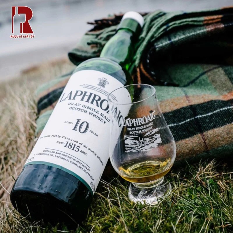 Laphroaig 10 Year Old là chai whisky đậm đà nhất của Scotch Single Malt Whisky.