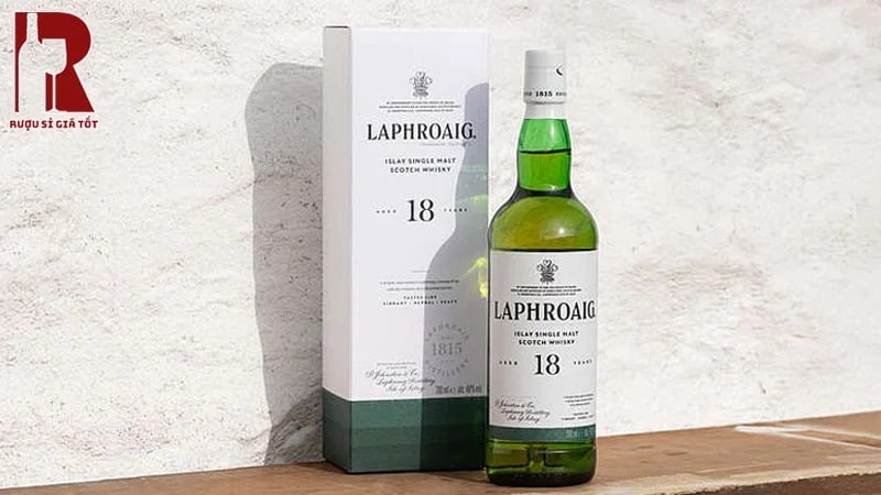Chai Laphroaig 18 có vị mạnh mẽ và đậm đà với nồng độ cồn lên đến 48%