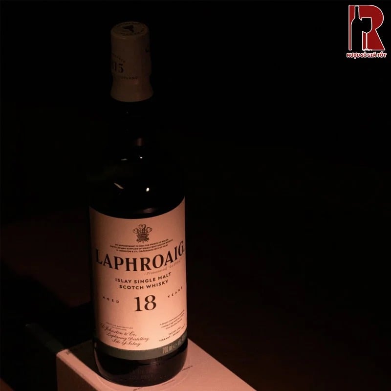 Chai Laphroaig 18 sở hữu màu vàng hổ phách quyền lực, sang trọng