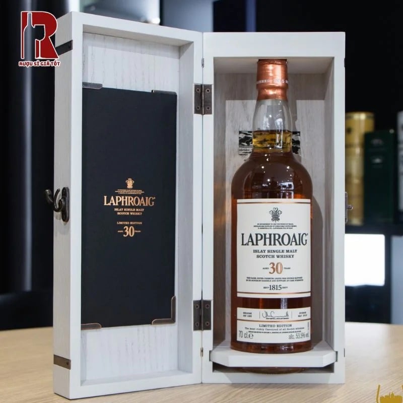 Laphroaig 30 có vị dịu ngọt của trái cây chín cùng các tầng hương khói đậm