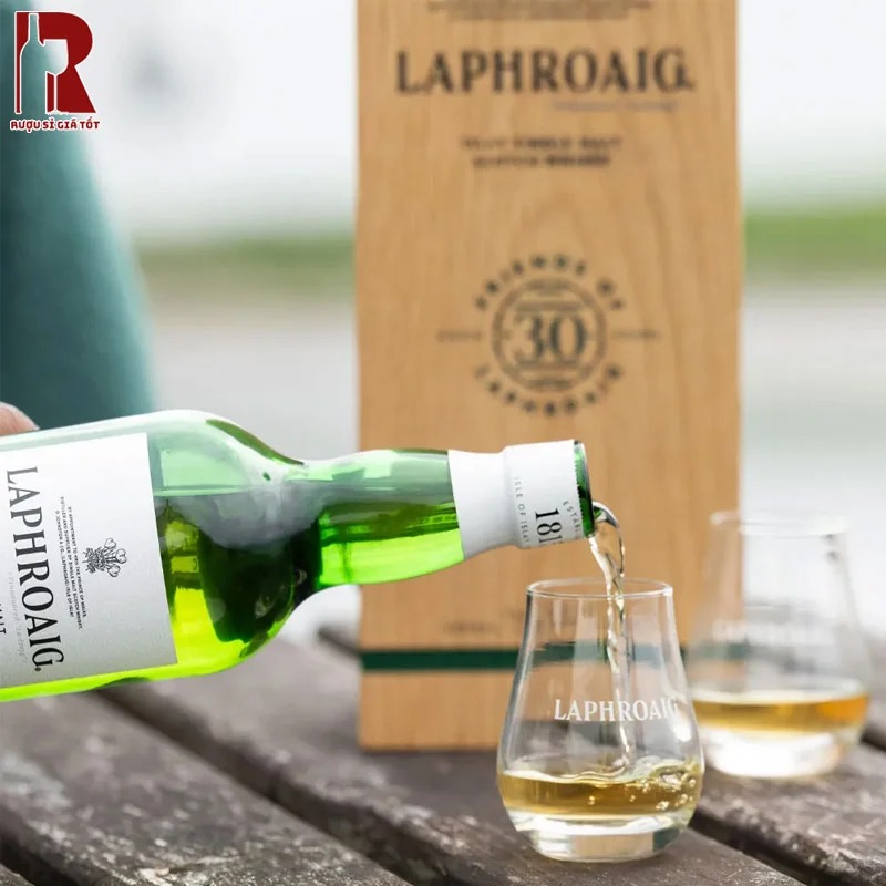 Laphroaig 30 được ủ suốt từ năm 1985, tạo nên hương vị phức tạp và tinh tế