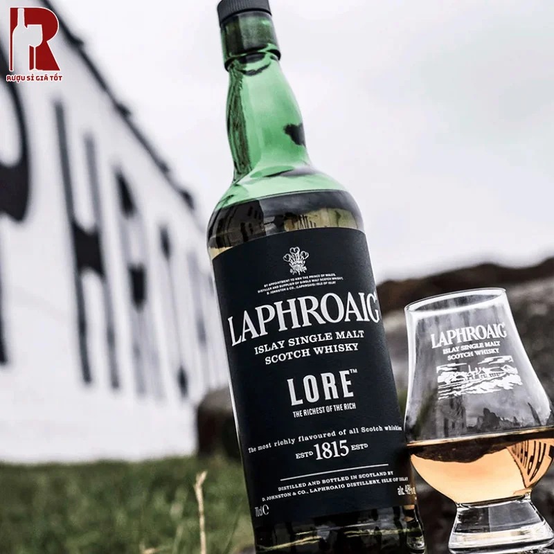 Laphroaig Lore nên được uống nguyên bản để giữ trọn vẹn vị rượu