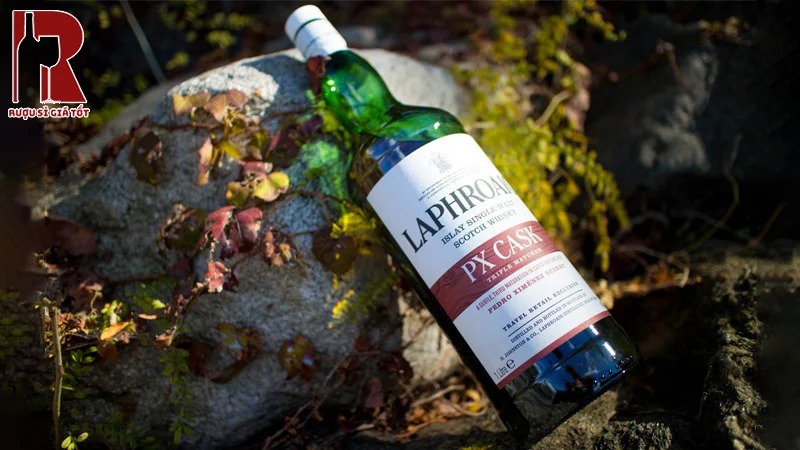 Laphroaig PX Cask có sự hoà quyện giữa khói than bùn đặc trưng của hãng và quả mọng chín