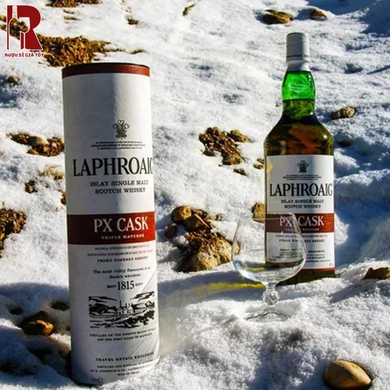 Laphroaig PX Cask nổi tiếng với hương vị khói độc đáo và phong phú nhờ ủ trong nhiều thùng khác nhau