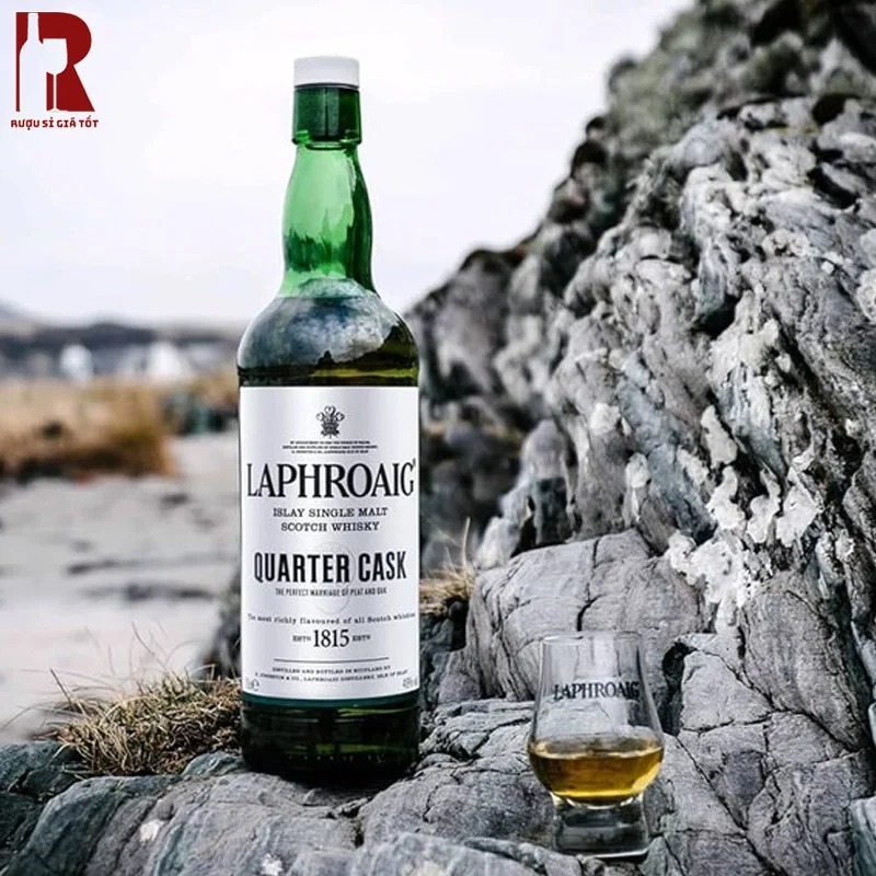 Laphroaig Quarter Cask có vị ngọt mềm mại cùng mùi khói mạnh mẽ đặc trưng