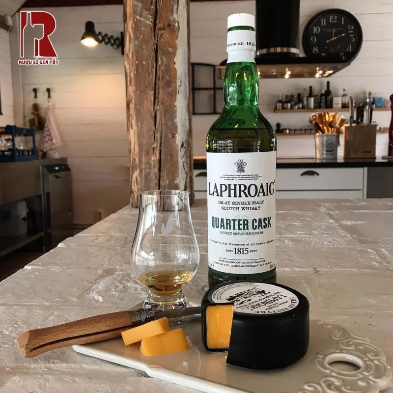 Laphroaig Quarter Cask là chai rượu mạch nha đơn cất nổi tiếng từ vùng Islay