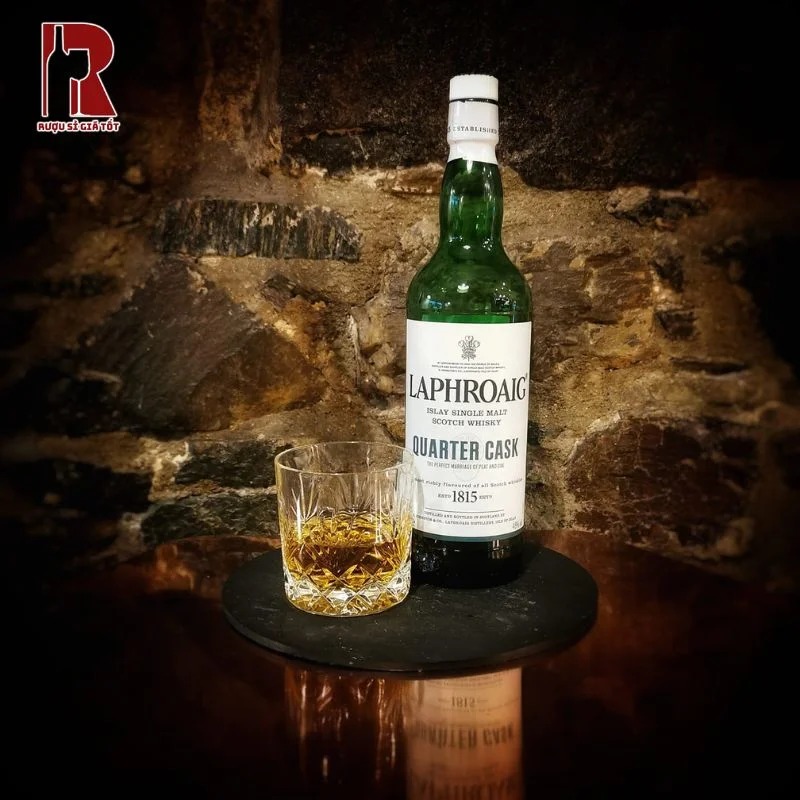 Laphroaig Quarter Cask nổi bật với lớp than bùn sâu lắng và vị ngọt từ hoa quả