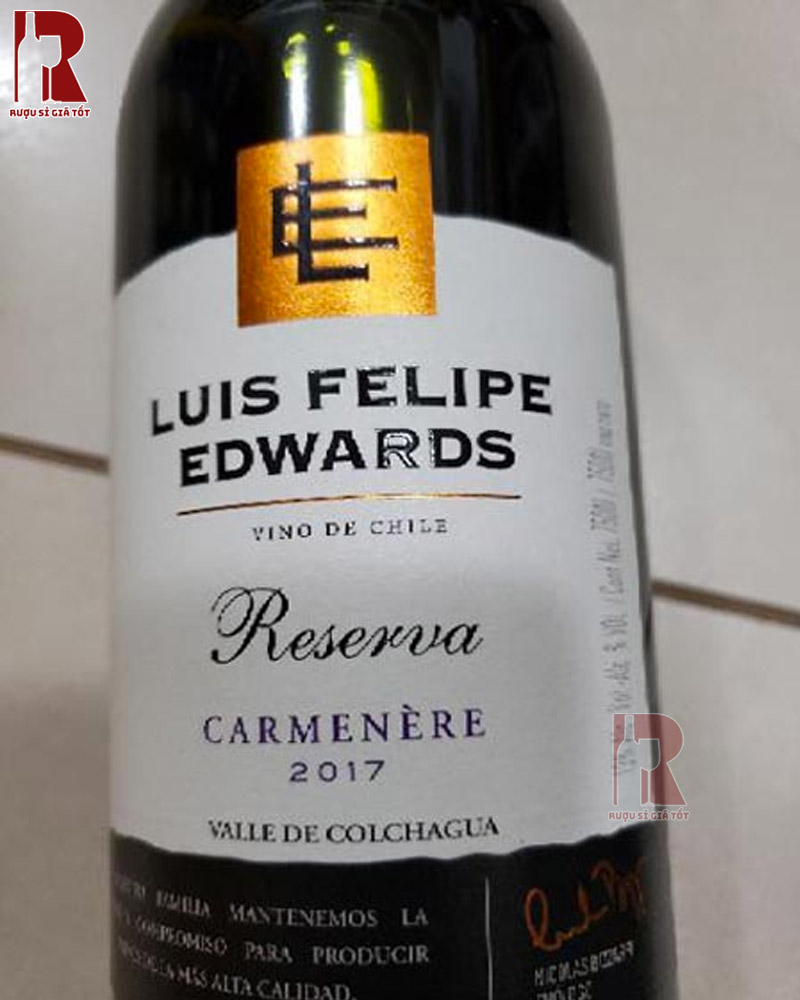 Luis Felipe Edwards Reserva Carmenere mang theo ghi chú của các loại trái cây đen và chát mượt