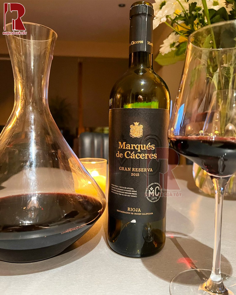Marques de Caceres Gran Reserva Rioja mang đến cảm giác tròn trịa và đậm đà, phù hợp cho những buổi tối sang trọng