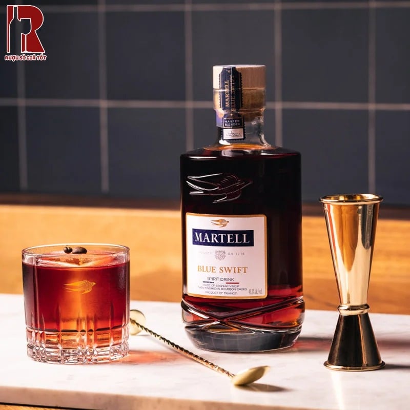 Rượu Martell Blue Swift có hình ảnh cánh én tượng trưng cho đại dương và sự tự do
