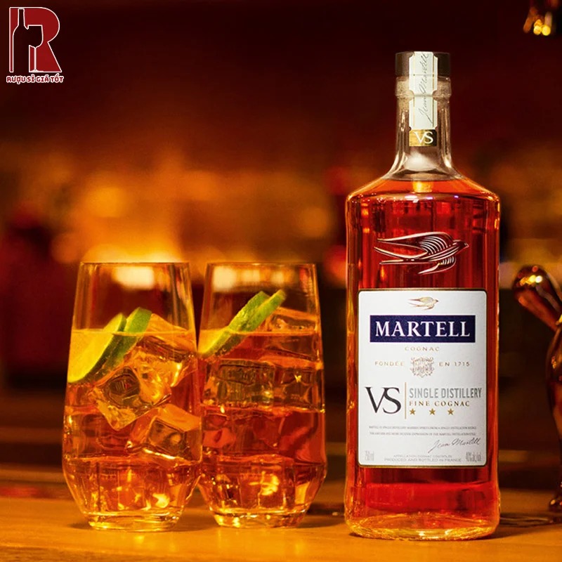 Rượu&nbsp;Martell VS có thiết kế chai vuông và nút bạc sang trọng, chuẩn rượu mạnh thượng lưu Pháp
