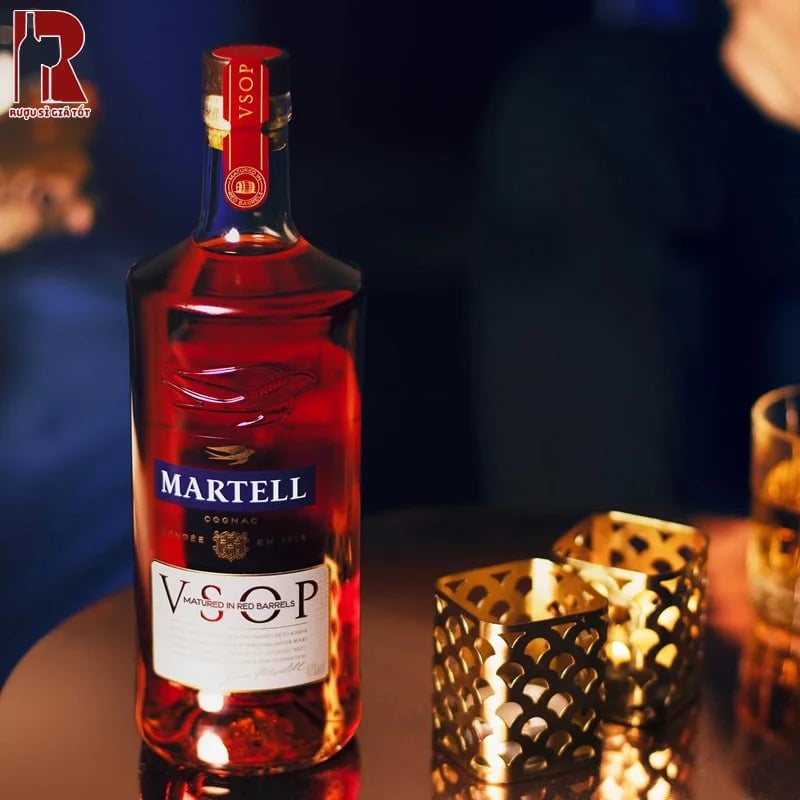 Rượu Martell VSOP Red Barrel được ủ trong thùng gỗ đỏ, mang đến vị rượu mới lạ