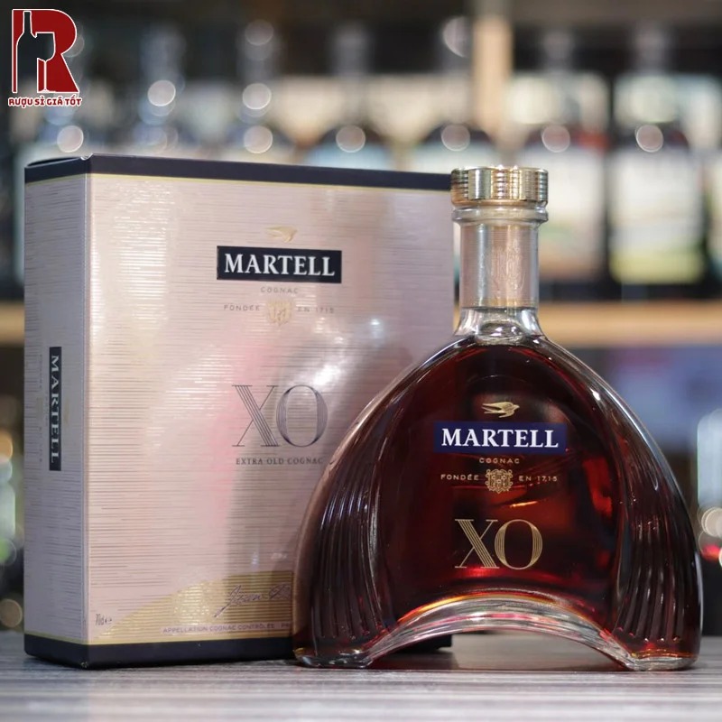 Chai Martell XO gây ấn tượng với các nốt hương trái cây quyến rũ và vị rượu êm ái, hậu vị kéo dài