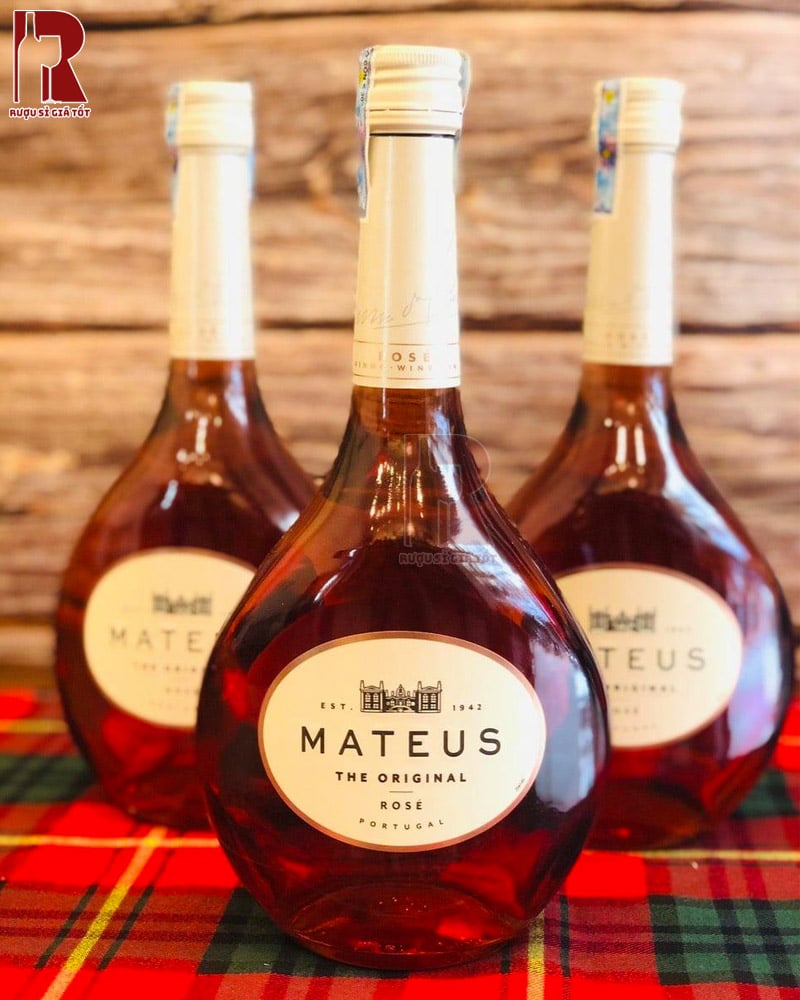 Mateus là chai vang hồng dễ tiếp cận với vị rượu nhẹ nhàng, dễ uống, và mùi hương thanh mát