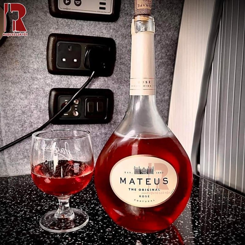 Mateus nổi bật với các tầng hương thơm dịu của quả mâm xôi, các loại trái cây đỏ và hoa hồng