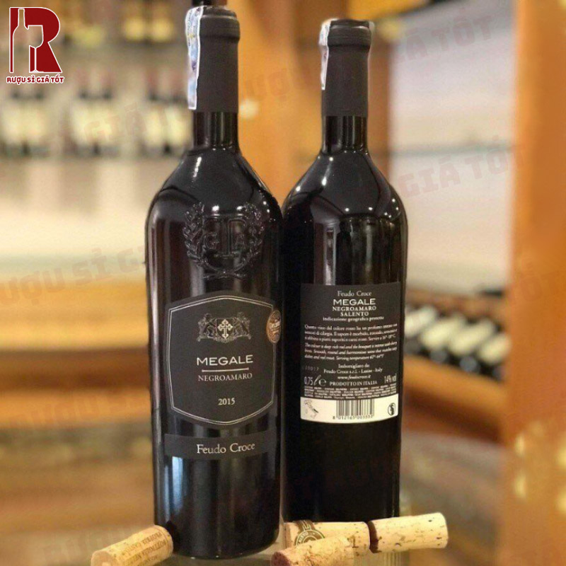 Megale Negroamaro Salento Nhãn Đen có thiết kế màu đen và vàng ánh kim sang trọng