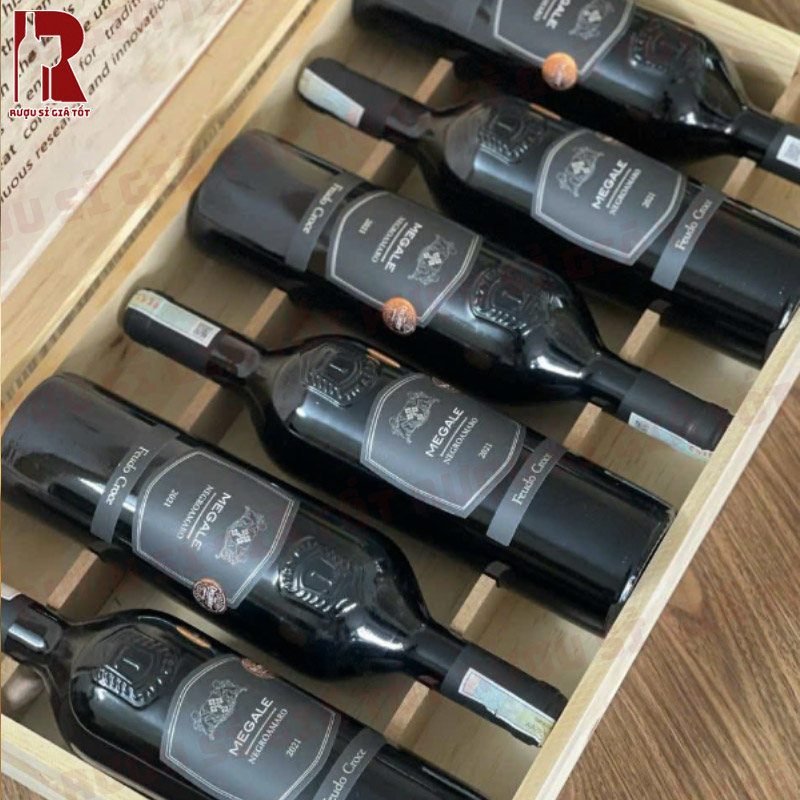 Megale Negroamaro Salento Nhãn Đen mang đến các lớp hương thơm phong phú của trái cây đỏ