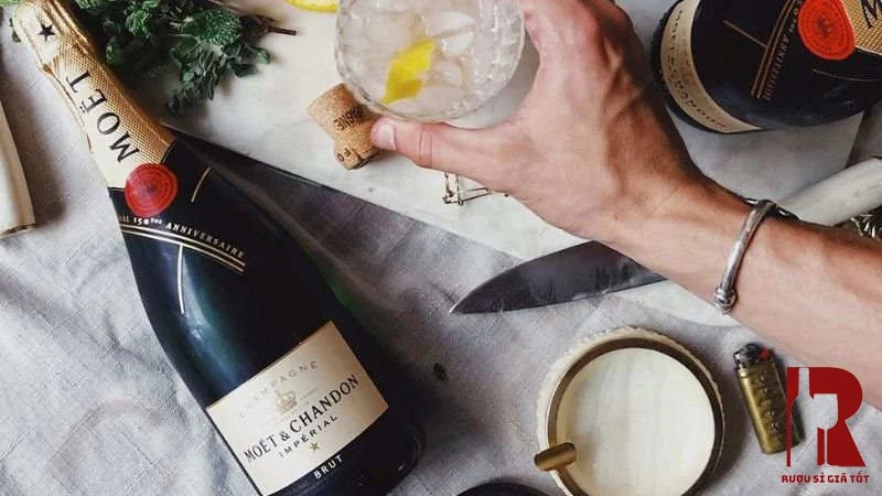 Moët & Chandon Brut Impérial có vị thanh lịch, cân bằng giữa hương vị tươi mát và cấu trúc mạnh mẽ
