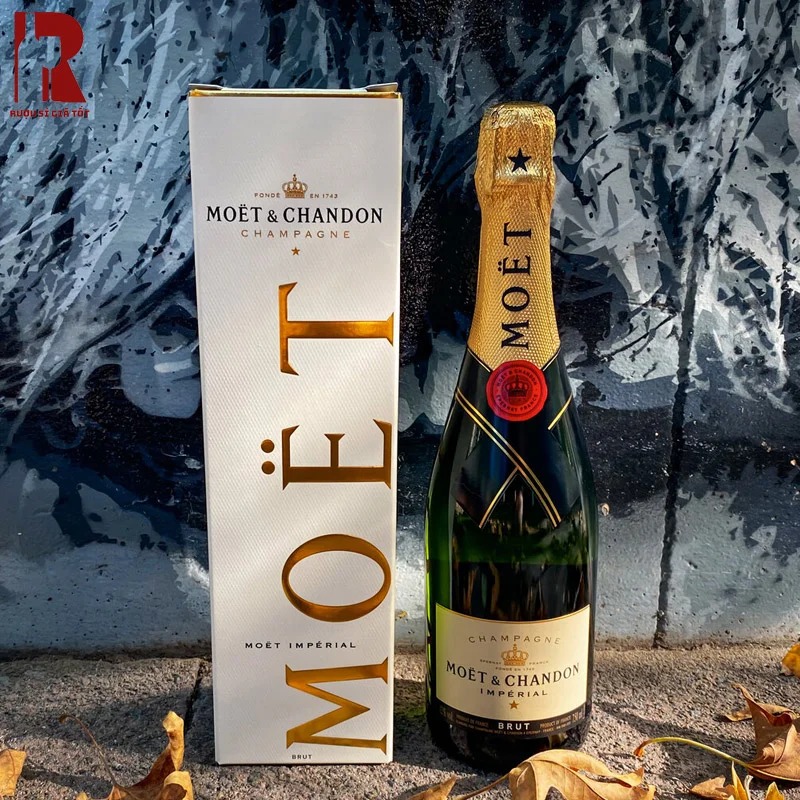 Moët & Chandon Brut Impérial nên được ướp lạnh ở nhiệt độ 6-8°C để có vị rượu tốt nhất