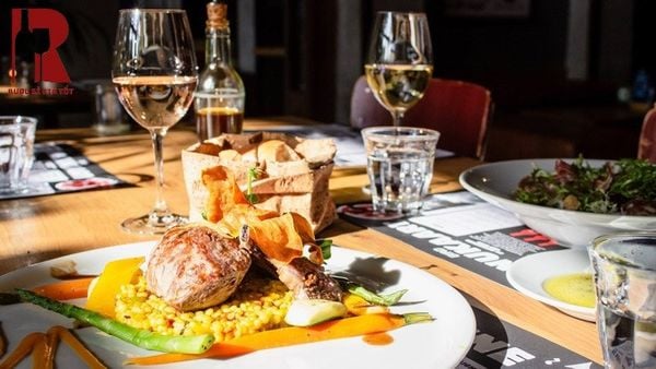 Món ăn kết hợp với rượu vang trắng