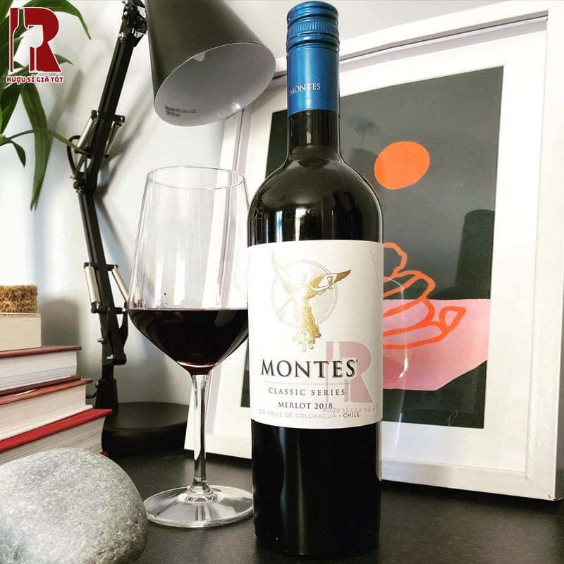 Montes Classic Series Merlot sở hữu một màu đỏ ruby sáng, dễ dàng thu hút quý khách ngay từ ánh nhìn đầu tiên