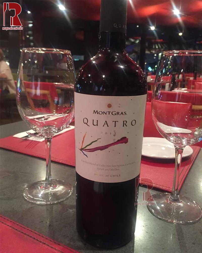 MontGras Quatro Blend với quy trình sản xuất gồm nhiều bước thủ công sẽ đem đến vị rượu nguyên bản từ các loài nho