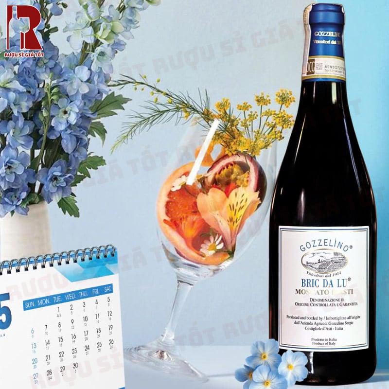 Chai vang Moscato d’Asti Bric da Lu sẽ bung nở các nốt vik trái cây tươi như đào, mơ, chanh vàng