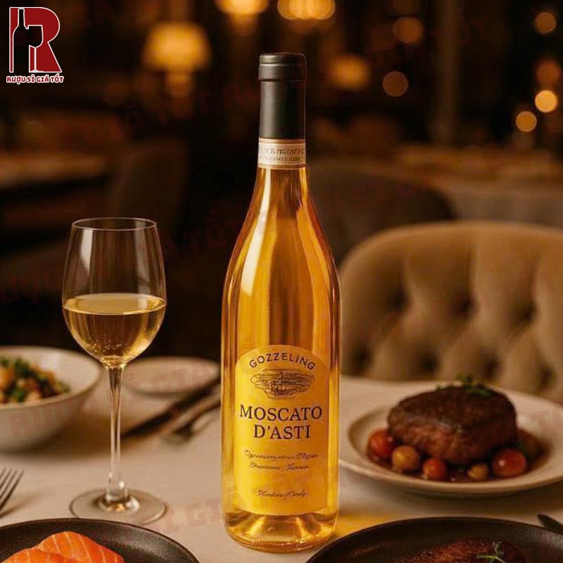 Moscato D’Asti Gold sở hữu một màu vàng rơm lấp lánh cùng các sủi bọt khí êm mịn